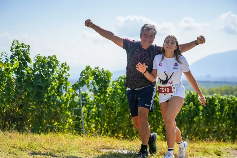 Marcheurs dans les vignes du Mandement